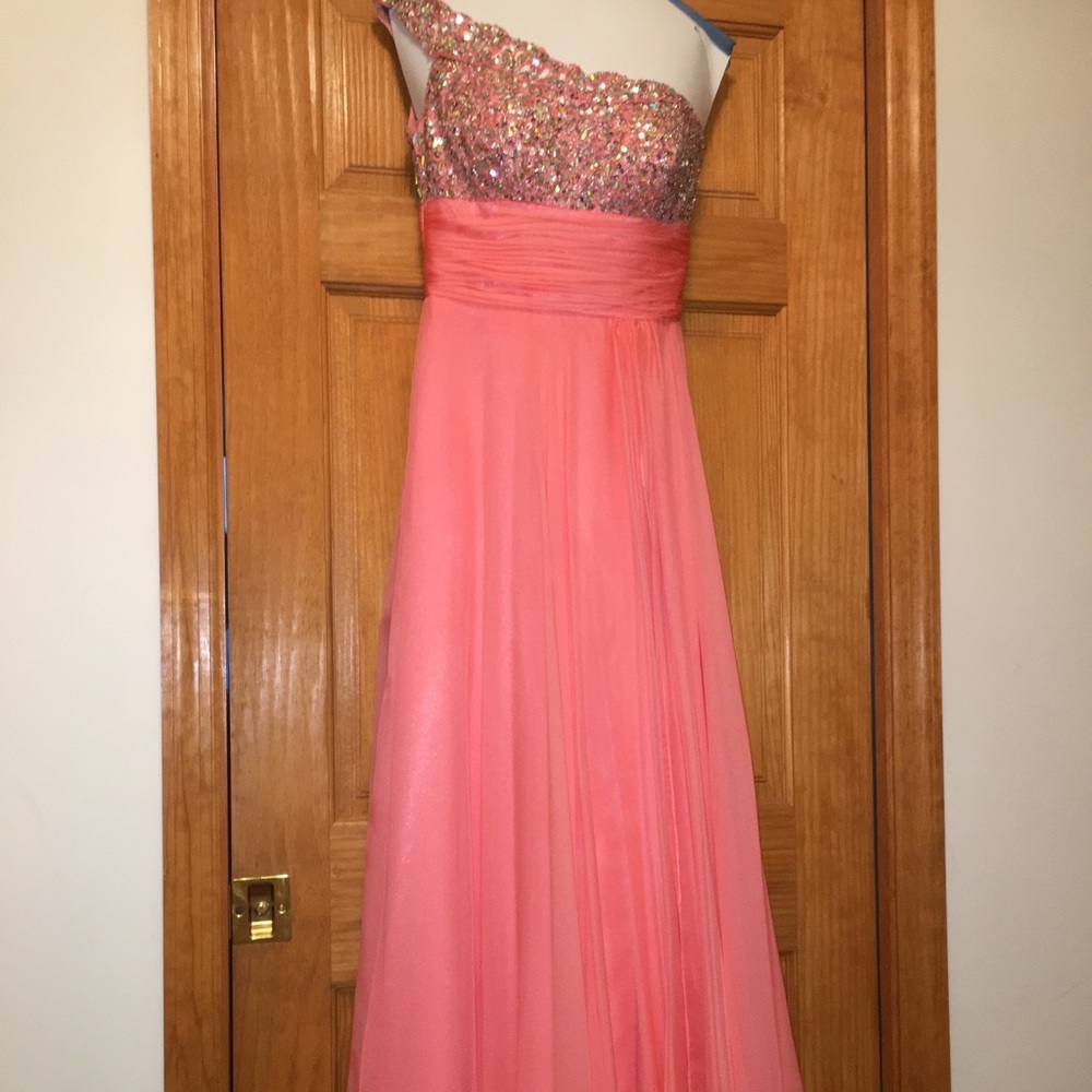 MagDuggal Size 4 one-shouldered Gown